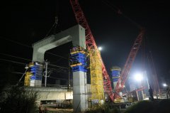 成达万高铁首个跨既有高铁门式墩钢横梁吊装完成